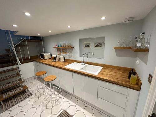 马盖特The Beetroot的厨房配有水槽和带凳子的台面