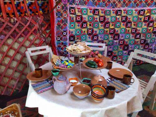 科奇科尔Son-Kul Northen yurt camp的一张桌子上放着一盘食物