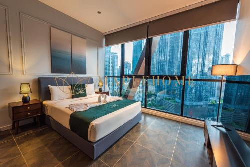 吉隆坡Scarletz Premier Suites Kuala Lumpur的一间卧室设有一张床和一个大窗户