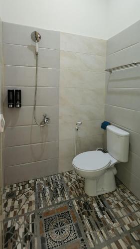 TanjungredepREG GUESTHOUSE的一间带卫生间和淋浴的浴室