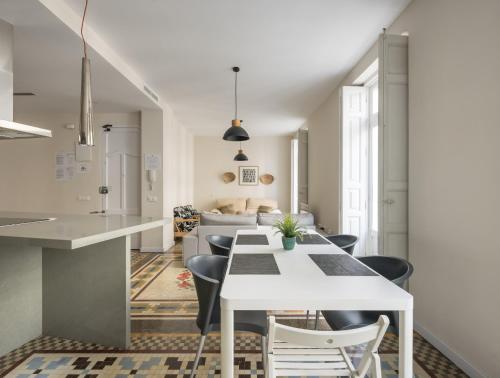 瓦伦西亚Macflats Ayuntamiento的厨房以及带白色桌椅的用餐室。