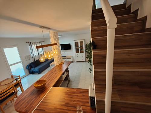 波多·纳奥斯Casa Uwe, El Remo的客厅设有木桌和楼梯。