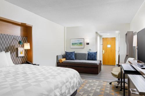 克利夫兰Holiday Inn Cleveland, an IHG Hotel的酒店客房,配有床和沙发