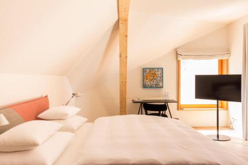 格拉茨Kai 36 - Hotel zwischen Fels und Fluss的一间卧室配有一张床和一张书桌