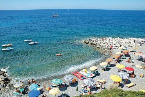 波蒙特Casa Giovanni - Pomonte的海滩上设有遮阳伞和水面上的人物