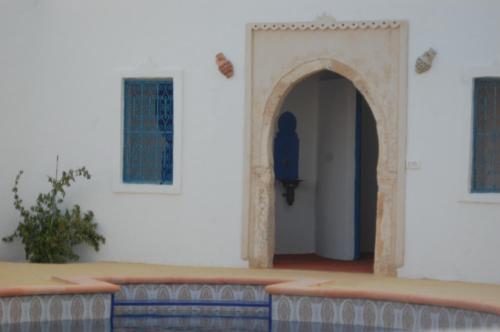 ArkouDar Aladin的白色建筑的入口,有蓝色的门