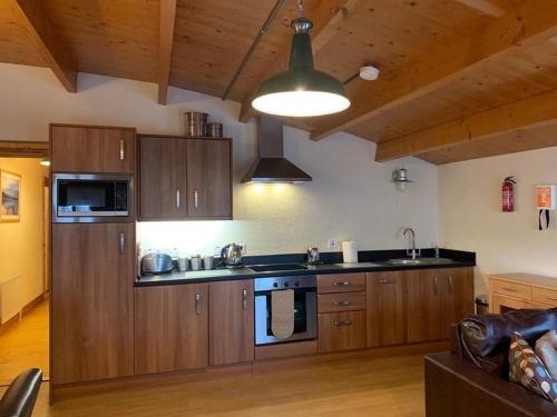 Lough Cuan Apartment的厨房或小厨房