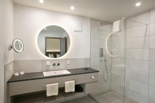 Rudersberg索奈酒店及餐厅的一间带水槽和镜子的浴室