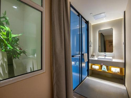 兰州兰欧尚品酒店兰州正宁路夜市的一间带水槽和镜子的浴室