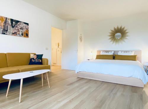 卢加诺Casa Vitus的一间卧室配有一张大床和一张沙发