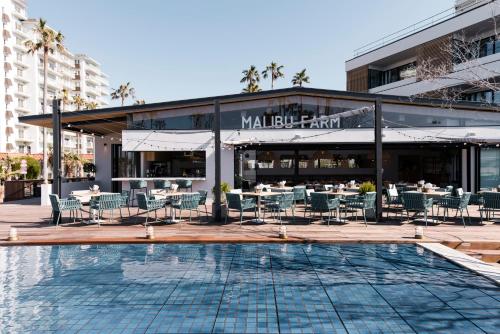 逗子市MALIBU HOTEL的大楼前带游泳池的餐厅