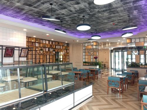 宿州宿州埇桥区迎宾大道兰欧酒店的图书馆配有桌椅和书籍