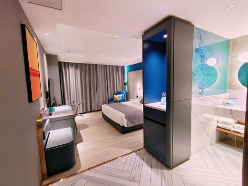 库尔勒巴州库尔勒市金都广场兰欧酒店的一间酒店客房 - 带一张床和一间浴室