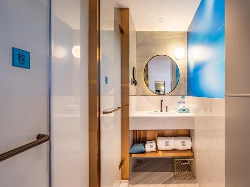 桂林兰欧酒店桂林万福广场的一间带水槽和镜子的浴室