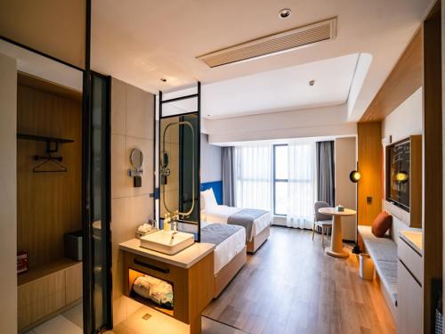 龙口龙口博商购物广场兰欧尚品酒店的一间酒店客房 - 带一张床和一间浴室