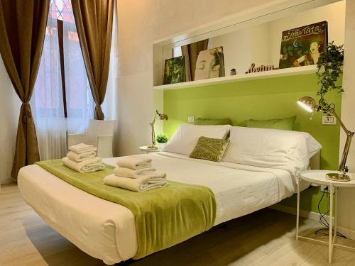维罗纳维罗纳真意酒店的一间卧室配有一张大床和毛巾