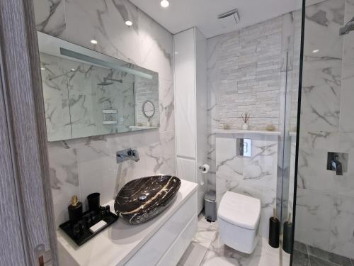 拉基The Belvedere Latchi Marina的白色的浴室设有卫生间和水槽。