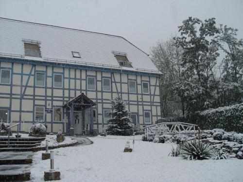 巴特苏尔察Feriendorf Slawitsch的前面的地面上积雪的建筑