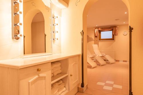 伊施格尔Hotel Garni Apart TINA的一间带水槽和镜子的浴室