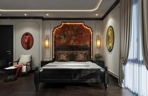 胡志明市Nicecy Boutique Hotel的一间卧室配有一张大床和大床头板