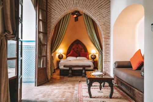马拉喀什马拉喀什艾奎特酒店的酒店客房,配有床和沙发