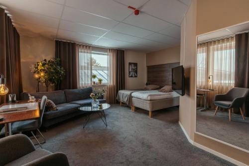 于默奥Hotell Entré Norr的客厅配有沙发和1张床