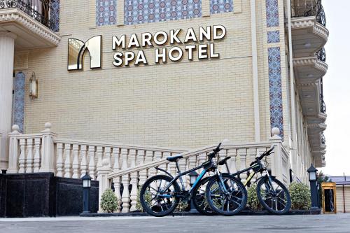 撒马尔罕Marokand Spa Hotel的停在酒店前的一群自行车