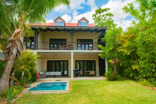 伊甸岛Maison La Plage by Simply-Seychelles的享有带游泳池的房屋外部景致