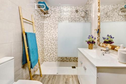 特罗亚Casa de Praia Tróia的白色的浴室设有浴缸和水槽。
