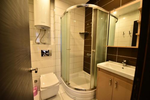 巴统ORBI BATUMi SEA VIEW的带淋浴、卫生间和盥洗盆的浴室