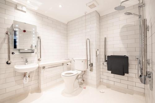 谢菲尔德Miller & Carter Sheffield by Innkeeper's Collection的白色的浴室设有卫生间和水槽。