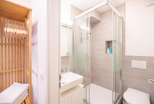 苏黎世one bedroom apartment in trendy Zurich West的带淋浴、卫生间和盥洗盆的浴室