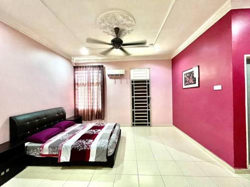 LunasGrand Homestay Kulim 4-Bedroom的一间卧室配有一张床和吊扇