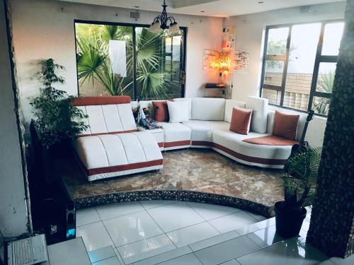 索韦托Colourful modern home的客厅配有白色的沙发和桌子
