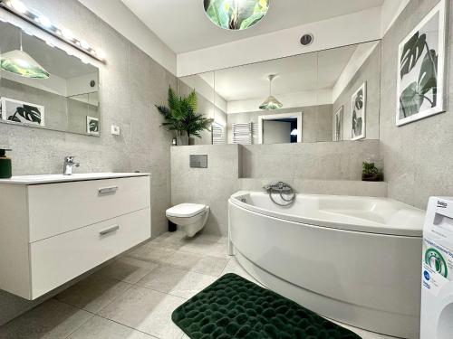 卡利什LuxApart Kalisz Loft的带浴缸、卫生间和盥洗盆的浴室
