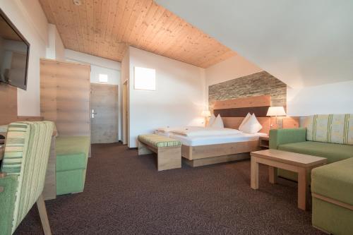 弗拉绍阿尔普恩维尔特高级酒店的酒店客房,配有床和沙发