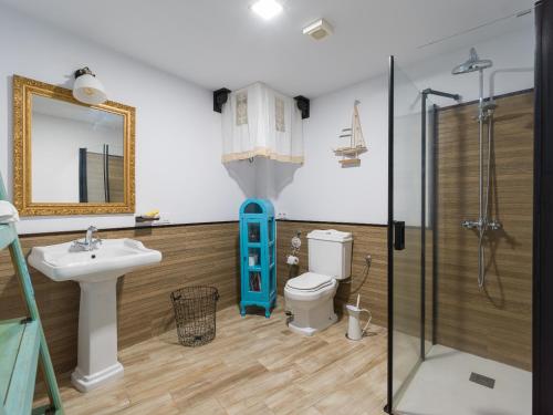 贝加德圣马特奥Viviendas vacacionales San Mateo的浴室配有卫生间、盥洗盆和淋浴。