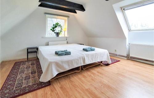 RydebäckGorgeous Home In Rydebck With Wifi的一间卧室配有一张带两个枕头的床