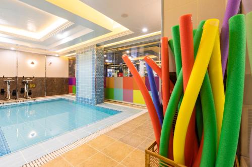 塔伊夫Remaj Hotel的一座游泳池,里面装着许多色彩缤纷的充气剂
