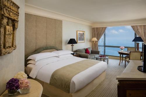 贝鲁特腓尼基贝鲁特洲际酒店的一间酒店客房,设有一张大床和一个大窗户