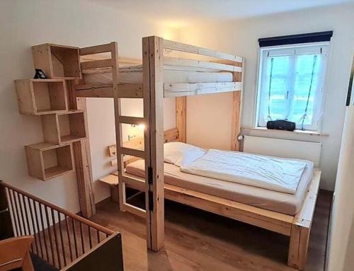 施马伦贝格Gerwenshof的一间卧室设有两张双层床和一扇窗户。