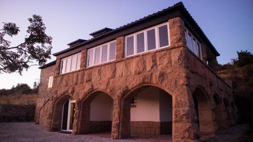 佩尼亚什达绍迪Casal dos Netos的砖砌的建筑,上面有窗户