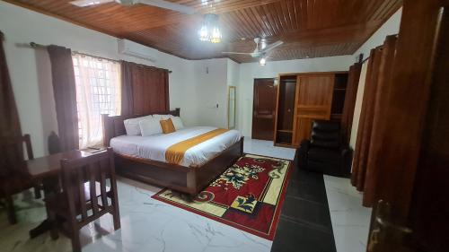 塔科拉迪Bassi Hotel的一间卧室,卧室内配有一张床和地毯