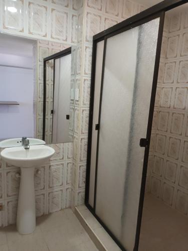 巴兰基亚buenavista class的一间带水槽和玻璃淋浴间的浴室