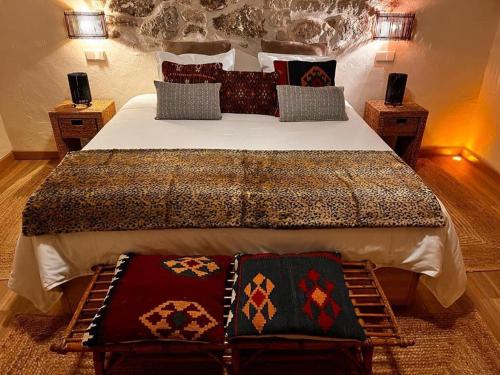 Ventas con Peña AguileraEl Quinto de Luciañez的一间卧室配有一张带2个床头柜的大床