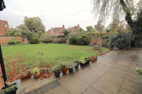 牛津100 Banbury Road Oxford - formerly Parklands的种植了许多盆栽植物的花园