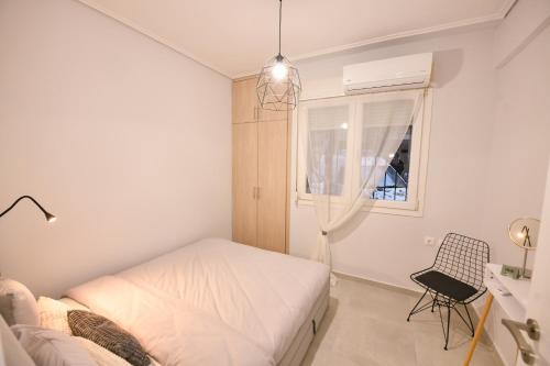 拉里萨Modern, comfortable apartment, in the heart of the city_2的一间小卧室,配有床和窗户