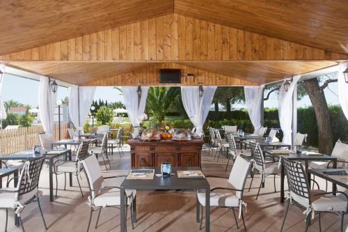 格罗塞托港法托里亚马雷曼纳酒店的餐馆里的一组桌椅
