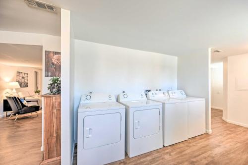 温斯顿·塞勒姆Cozy Winston-Salem Home Less Than 2 Mi to Downtown!的洗衣房配有2台洗衣机和烘干机
