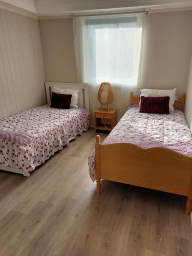 赫讷福斯peaceful place的一间卧室设有两张床和窗户。